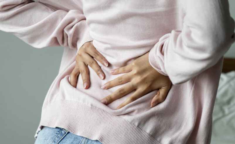 Névralgie cervico-brachiale : Symptômes, liens avec le stress, le cancer, sa durée et les vertiges associés