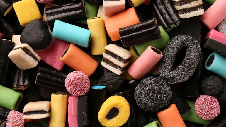 Les saponines triterpéniques de la réglisse, dont la glycyrrhizine, sont à l’origine du goût sucré.