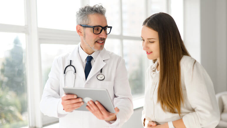 Après formation à la technique d’injection, patients ou aidants peuvent s’administrer le médicament.
