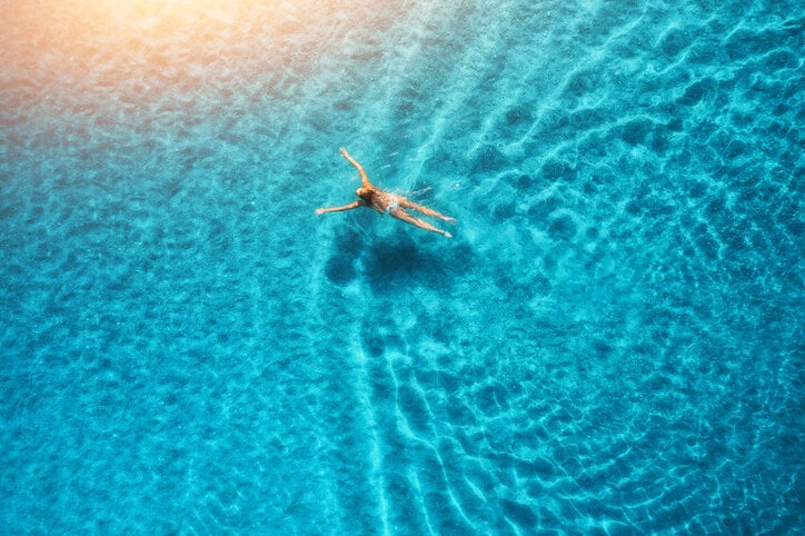 Natation et crampes : le guide pour nager sereinement cet été 